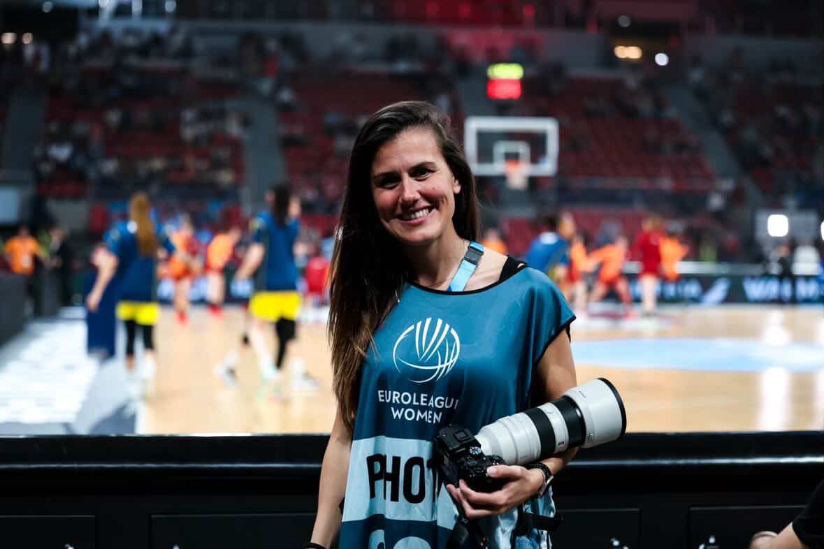 Gaby Ocete con su chaleco de EuroLeague Women